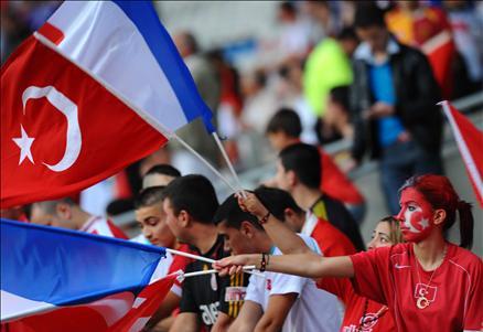 Türkiye hazırlık maçında Fransa ile karşılaştı. 10 kişi tamamladığımız maçta İbrahim Üzülmez'in kendisini sollayan Anelka'yı indirmesi sonucu kazanılan penaltıdan Benzema'nın golü skoru belirledi..