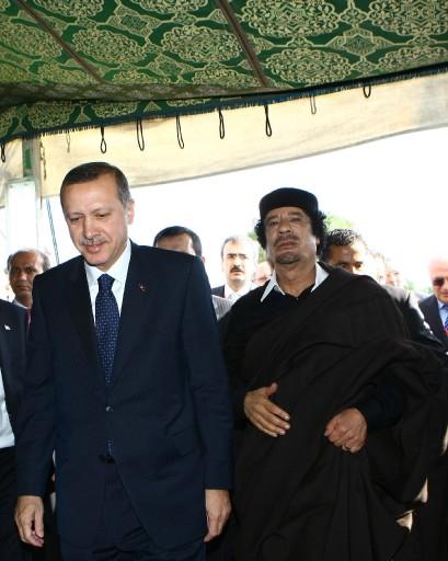 Başbakan Erdoğan ile Libya Lideri Albay Muammer Kaddafi arasındaki görüşme sona erdi. Albay Kaddafi'nin çadırında yapılan görüşme, yaklaşık iki buçuk saat sürdü. Erdoğan'ın ABD'nin bombaladığı binanın defterine düştüğü not dikkat çekti.