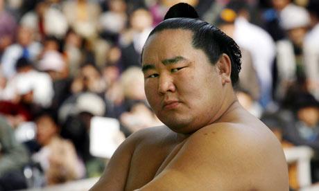 <p><br> Neden Sumo Güreşçileri Şişman?<p><br>
Ne Kadar Şişman Olurlarsa Rakiplerinin Onları Ringden Dışarıya Atması O Kadar Zorlaşır. En Ağır Sumocu 267 Kiloydu Ve Hiç Yenilmedi.