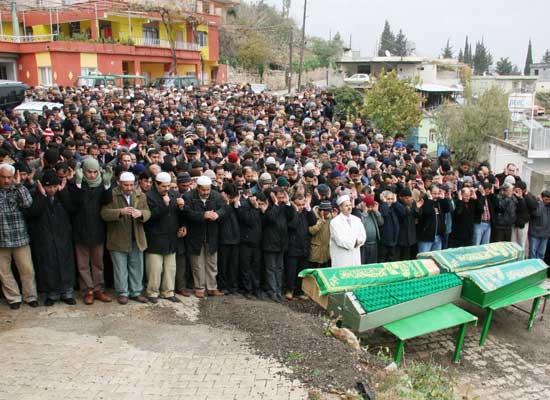 Hatay'ın Belen ilçesinde merkeze bağlı Kıcı köyündeki evlerinde sobadan sızan karbonmonoksit gazından zehirlenerek ölen Murat Ateş (34) ile eşi Sibel (30), çocukları Ayşenur (6) ve Esra Ateş hayatını kaybetti.