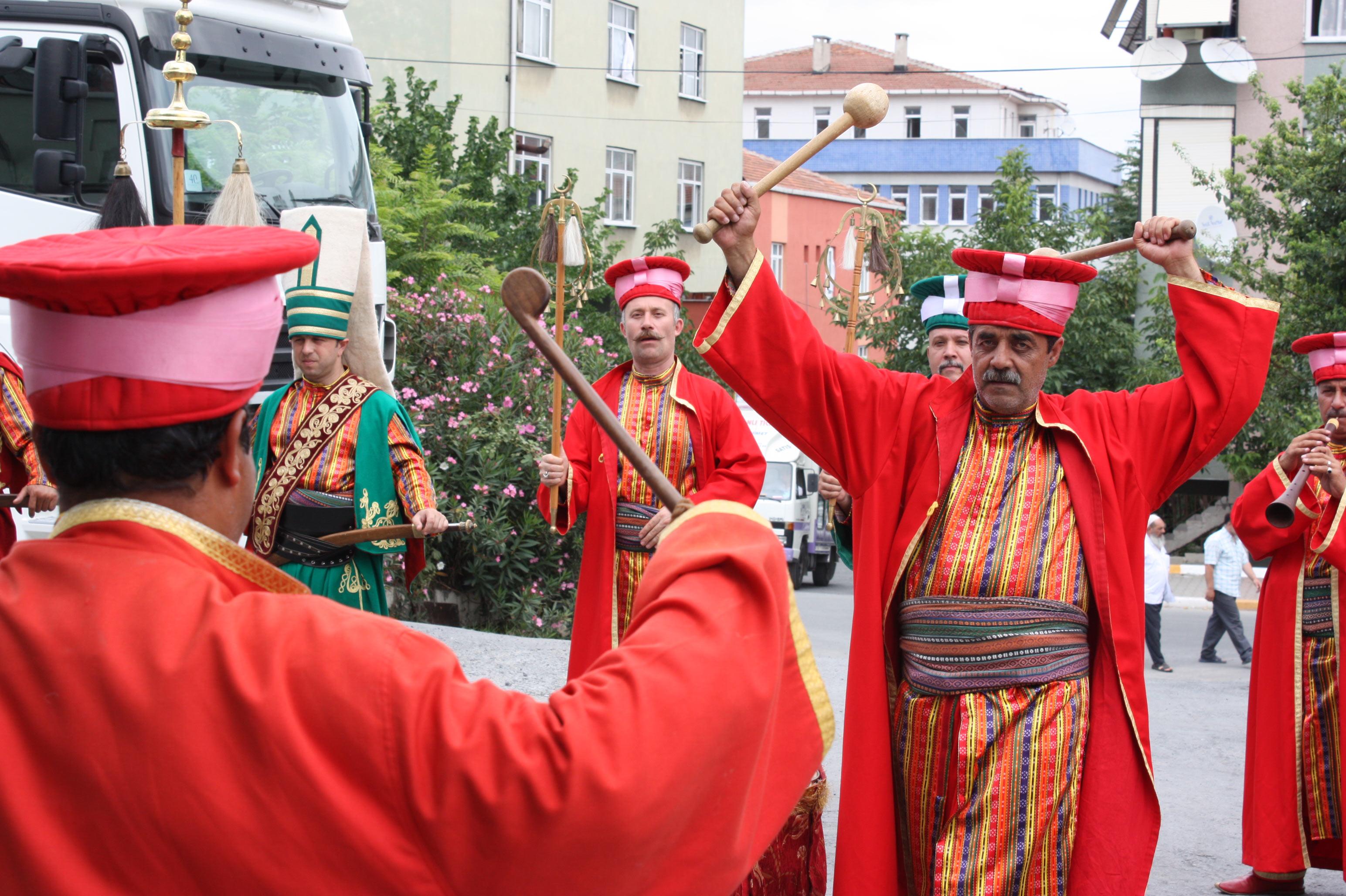 Nidasıyla kös ve davullara tokmak vurulur, ziller şıngırdar, zurnalar üflenir
Dinleyenin tüylerini diken diken eden müzik başlar ve insanlar hayranlıkla verilen konseri son ana kadar pür dikkat dinler