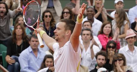 Pariste Roland Garros santrkortunu dolduran on binlerce seyirci, tarihi bir maça tanıklık ettiler ve Nadalın Fransa Açıka tarihi vedasını seyrettiler. 1 Numara Nadal sürpriz bir şekilde elendi
