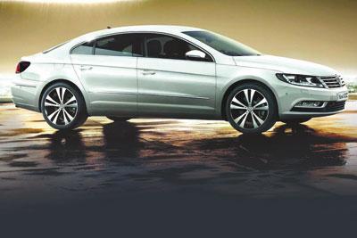<b>Yeni CC 37.9 bin eurodan başlıyor</b> <br><br>

Alman marka başarılı modeli Passat CCyi değiştirdi. Artık sadece CC olarak adlandırılacak model Türkiyede showroomlara indi 
<br><br>

Doğuş Otomotiv  Volkswagen Binek Araçın 2012 yılında pazara sunmayı planladığı modellerinden ilki yeni CC satışa sunuldu. 2008 yılından bu güne dünya çapında yaklaşık 270 bin kişinin tercih ettiği CC tamamen yenilendi. Bir coupénin cazibesinden hoşlanan, aynı zamanda en az 4 kişi ve 4 kapı için sağlanan iç mekân konforuna önem verenler tarafından son derece beğeniyle karşılanan Yeni Volkswagen CC, yeni ön ve arka tasarımıyla çok daha etkileyici. Genişletilmiş standart donanım ve aksesuvar yelpazesiyle daha da ayrıcalıklı bir hale gelen Yeni Volkswagen CCnin standart donanım yelpazesinde yeni adaptif Bi-xenon farlar, statik viraj lambaları ve yeni LED stop lambaları mevcut. Yorgunluk tespit sistemi Fatique Detection, RCD 510 radyo-CD değiştirici, paslanmaz çelik kapı eşiği kaplamaları ve ilave eksenel ayar özellikli, güvenli koltuk kafalıkları (Ön koltuklar) da standart olarak sunuluyor. Aracın fiyatı 37.9 bin eurodan başlıyor.. CC Türkiyede ilk olarak 1.4 TSI 160 PS benzinli ve 2,0 TDI 170 PS BlueMotion Technology ve 2,0 TDI 140 PS BlueMotion Technology seçenekleriyle sunulacak.