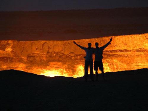 Gaz aramaları sırasında bir mağaraya rastlayan jeologlar, içerde çok fazla zehirli gaz olduğu için, bu gazları yakarak bitirip, araştırmalarına devam etmek istediler.