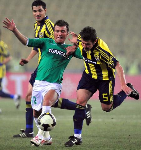 Fenerbahçe Bursaspor'u 1-0 yenerek avantaj kazandı