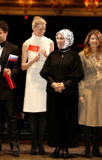 LONDRA DA BULUNAN BASBAKAN ERDOGANIN ESI EMINE ERDOGAN G20 ZIRVESINE KATILAN DEVLET BASKANLARININ ESLERI VE OPERA SANATCILARI ILE ROYAL OPERA HOUSE'TA HATIRA FOTOGRAFI CEKTIRDI.