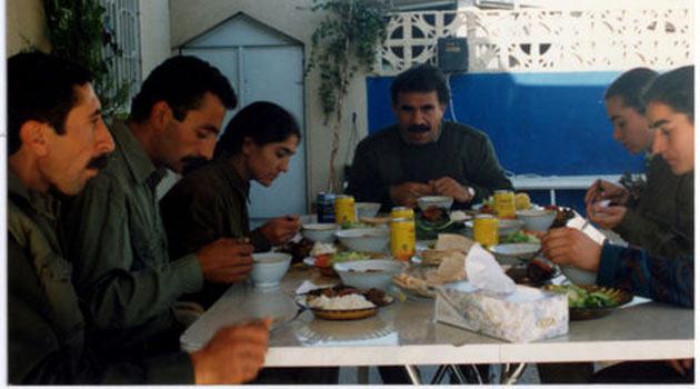 Terörist başı Abdullah Öcalan'ın bilinmeyen fotoğrafları... Öcalan'ın plajda ve kaldığı villanın havuzunda yüzerken, futbol oynarken, kadın teröristlerle doğum günü kutlarken görüntüleri çıktı.