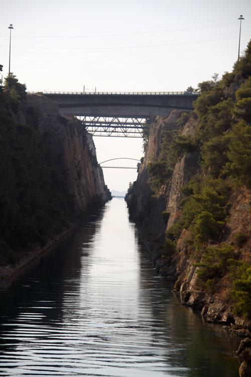 Yunanistanın Mora Yarımadası ile ana karasının arasından geçen Corinth Kanalı, Egeden Adriyatiğe geçişi, 400 km.den 6.0 kmye indiriyor.