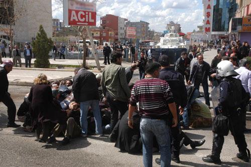 BDP Batman Milletvekili Bengi Yıldız, yol ortasında yaptığı oturma eylemi esnasında yanından geçen sivil bir polis memuruna şemsiye ile saldırdı, akabinde aracı tekmeledi. Yıldız güçlükle zaptedildi.