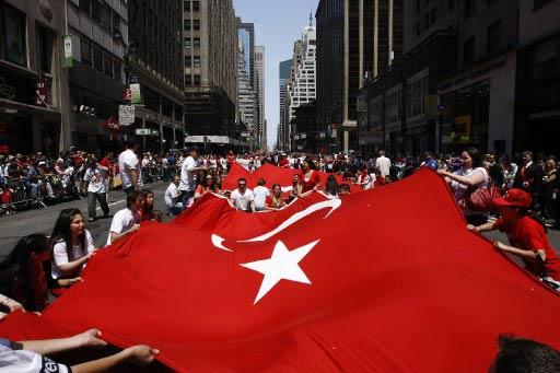 New York'ta 28'inci geleneksel Türk Günü Yürüyüşü ve Festivali büyük bir coşkuyla yapıldı. Törenlere F.Bahçe, G.Saray, Beşiktaş, Trabzon ve Karşıyaka taraftarları damga vurdu.