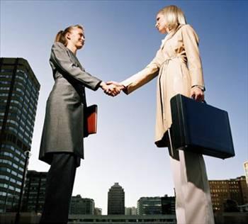 Burada en b&uuml;y&uuml;k g&ouml;rev, referans veren profesyonele d&uuml;ş&uuml;yor. Referansın d&uuml;r&uuml;st ve kişinin profesyonel kimliğiyle ilgili olması gerekiyor. Olumlu y&ouml;nler kadar, varsa olumsuz noktaların da uygun bir dille belirtilmesi gerekiyor. Zaten bu &ouml;zelliklerin dışında kalan bir referans yazısı, bir İK uzmanı tarafından kolayca tespit edilip değerlendirme dışı bırakılıyor.