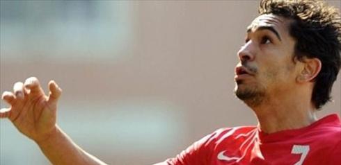 Milliyet-Galatasaray için Yiğit Gökoğlan iddiası

Galatasaray, Yiğit Gökoğlan için 3.5 milyon euro isteyen Manisaya 2 milyonun üstüne çıkmayacağını bildirdi. Abdurrahim Albayrak, Terimin çok istediği genç yıldızın işini bitirmek üzere farkı karşılamayı önerdi, ama yönetim kabul etmedi..

Ara transferde geleceğe yatırım yapma kararı alan ve bu paralelde yurt içi ve Avrupada çeşitli girişimlerde bulunan Galatasaray, Yiğit Gökoğlan konusunda yine mutlu sona ulaşamadı ancak bu kez Abdurrahim Albayrak devreye girdi.
Sarı-kırmızılılar, Yiğit için 3.5 milyon euroda ısrar eden Manisaspor ile yapılan görüşmelerde 2 milyon euronun üzerine çıkmayacağını bildirdi. Bu noktada devreye giren Albayrak aradaki farkı karşılamak istediğini yönetime iletti. Abdurrahim Albayrakın kulübe kasa kolaylığı sağlamak için yaptığı bu sürpriz başvuru yönetimde kabul görmedi. Manisasporun önceki gün Ordusporla oynadığı maçta hafif sakatlığı yüzünden forma giymeyen Yiğit Gökoğlanın ise kulüplerin anlaşması halinde imza atmaya hazır olduğu öğrenildi.