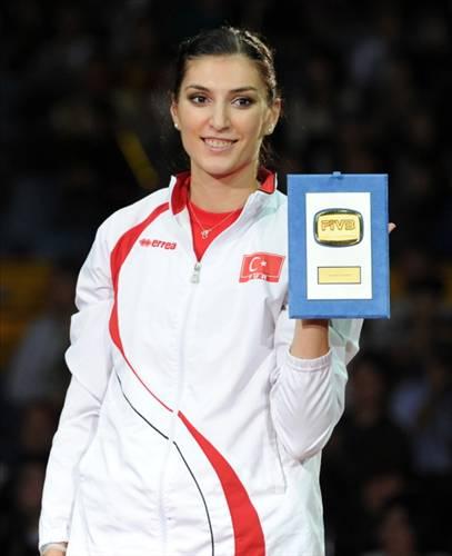16. Dünya Bayanlar Voleybol Şampiyonasında Türkiye 6. olurken, Neslihan Darnel en skorer oyuncu olmuştu.