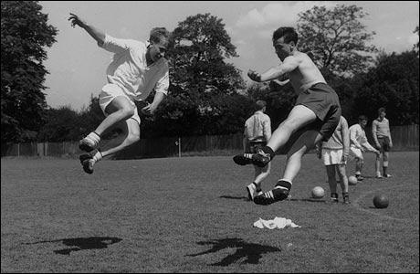 İngiltere Milli Takımı'nın eski futbolcusu ve teknik direktör Sir Bobby Robson'un 76 yaşında İngiltere'nin County Durham kentindeki evinde kansere yenik düştüğü bildirildi.