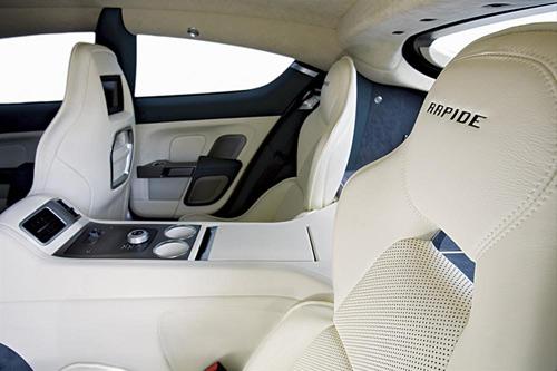 Sürücünün odaklandığı tek bir nokta var. O da Rapidein 470 beygir gücündeki V12sinden duyulan ve Aston Martinin spor otomobillerinin alametifarikası sayılan yırtıcı ses.