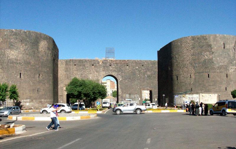 Şaka gibi ama ne yazık ki bir Türkiye Cumhuriyeti gerçeği: Yıllarca düşmanlara karşı ayakta kalmayı beceren surlar, bir vali tarafından içten yıkıldı! Eğer ahali isyan etmeseymiş muhtemelen yıkımın boyutları daha da büyük olacakmış. 1931-1937 arasında valilik yapan Hasan Faiz Ergun, "Kentin hava alması" için surları bir kaç noktadan yıktırmış.