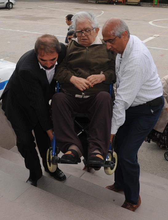 Vatandaşlık görevlerini yerine getirmek için oy kullanacakları okullara gelen ağır bedensel engelli vatandaşlar, yine önce merdiven sonra sandık görevlileri engeliyle karşılaştı.