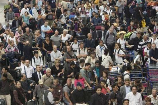 Tayland'ın başkenti Bangkok'ta havaalanını göstericiler işgal etti