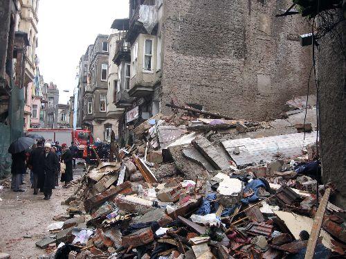 Fatih'te içinde 1 kişinin yaşadığı belirtilen 3 katlı bina çöktü. Bina enkazından bir ceset çıkartıldı. Paniğe kapılan çevre bina sakinleri evlerini boşaldı. 16 kadar insan faciadan kılpayı kurtuldu
