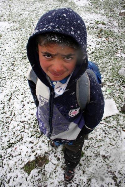 Sabah evden &ccedil;ıkarken &ccedil;oğumuz mont giymeden &ccedil;ıktık. Aniden kar bastırınca ıslandık." dedi.