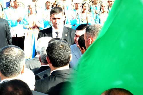 Berdimuhammedov, gece-gündüz ısı farkı en büyük şehirlerinden birinde dünyanın en tuzlu gölünün kıyısına dillere destan bir tesis, muhteşem bir açılış yaptı ama gazetecilerin şovu görüntülemesi için elden gelen arkaya konmadı! Bunlar kurtarılabilenler...