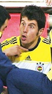 F.Bahçeli Emre Belözoğlu, sert müdahalesiyle karşılaştığı Kayserisporlu Cangeleye elini boğazına götürüp 'Göreceksin sen' mesajı yolladı. Milli kaptan, hocasının uzanan elini de sıkmadı.