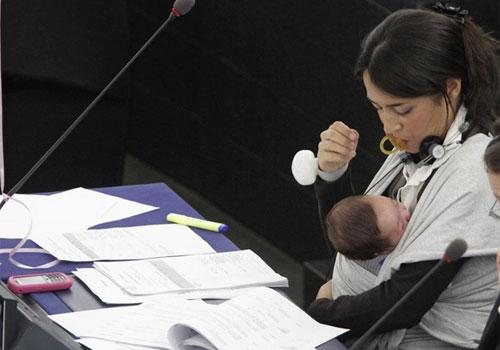 Küçük Victoria, bir kez daha, yaklaşık 1 ay önce annesi Licia Ronzulli ile geldiği Avrupa Parlamentosu'nda.