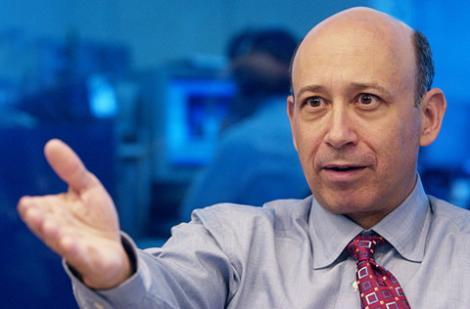 Ancak bu özür özellikle Goldman Sachsın gündemden düşmesini sağlamadı. ABS sermaye piyasası denetleme organı SEC, Goldman Sachsın konut balonu sırasında, ülkenin en büyük hedge fonlarından biriyle konut sektörünün batacağına yönelik pozisyon aldığını, bu yüzden de müşterileri konut krizinden zarar ederken, kendilerinin 1 milyar doların üzerinde kar ettiğini öne sürdü.