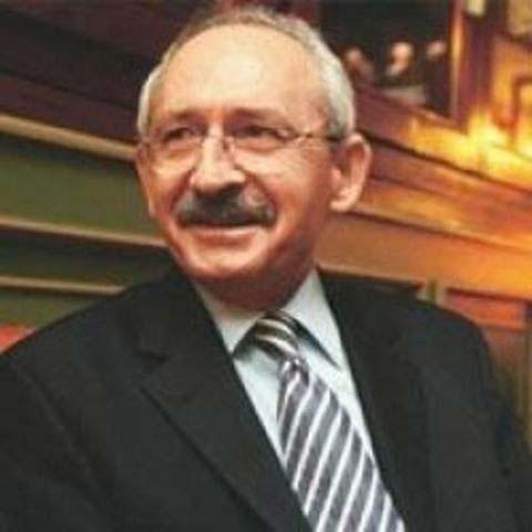 Kemal Kılıçdaroğlu: Güldüğünde dişlerinin gözüktüğü fotoğraf çok azdır. Dişleri düz bir çizgide sıralanmış, boyları hemen hemen eşit, kimi yerlerde yıpranmalar var; yani tam bir entelektüel gülüş örneği.