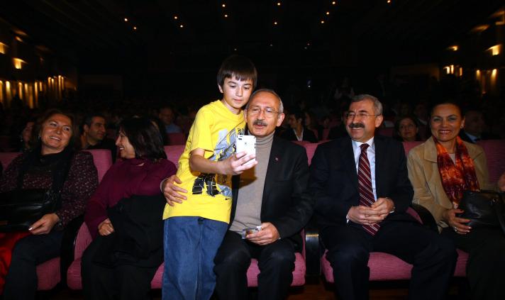 CHP Genel Başkanı Kemal Kılıçdaroğlu bayramın birinci günü eşi Selvi Kılıçdaroğlu ile Van'a gidecek. Kurbanını Van'da kestirecek olan Kılıçdaroğlu, Van merkez ve Erciş'te depremzedelerle görüşecek. Kılıçdaroğlu, depremde hayatını kaybedenlerin ailelerine taziye, hastanelerde tedavi gören yaralılara da geçmiş olsun ziyaretinde bulunacak.
Bayramın birinci günü akşam saatlerinde Ankara'ya dönecek olan Kılıçdaroğlu'nun bayramın diğer günlerdeki programı ise henüz netleşmedi.