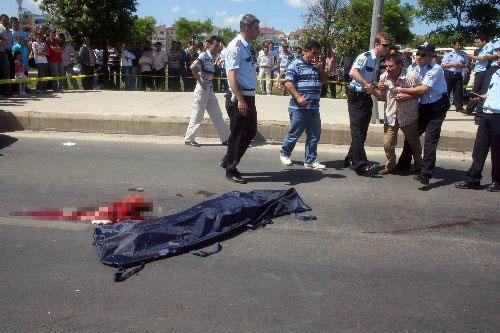 İlköğretim okulu öğrencisi 14 yaşındaki Muhammet Taha Demir bisikletleriyle sahile giderken hızla gelen aracın altında kaldı. O sırada da babası da oradaydı.