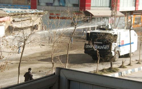 Hakkari'de, terör örgütü PKK'nın sözde kuruluş yıldönümü olan 27 Kasım'ı kutlama bahanesiyle eylem yapan bir grup terör örgütü yandaşına polis müdahale etti. PKK yandaşları biber gazı ve tazyikli suya, taşlarla karşılık verdi.