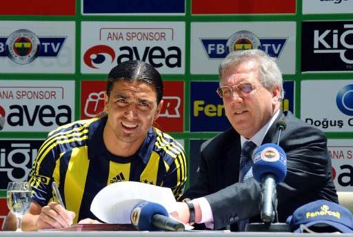 Mehmet Topuz transferine son noktayı koyan F.Bahçe Başkanı Aziz Yıldırım, özel uçağı ile getirdiği oyuncu için Kadıköy'de 3 bin taraftarın önünde imza töreni düzenledi.