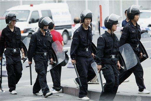 Asya'nın kanayan yarası doğu türkistan'da Uygurlar Çin asker ve polislerinin kuşatma ve gövde gösterisi altında yaşantılarını sürdürmeye çalışııyor