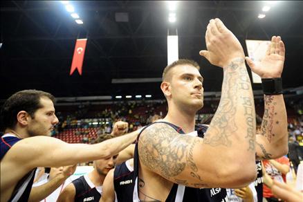 Basketbol Ligi play-off final serisinin 3. maçında Efes Pilsen, normal süresi 75-75 biten karşılaşmada uzatmada öne geçerek seriyi 2-1'e getirdi.