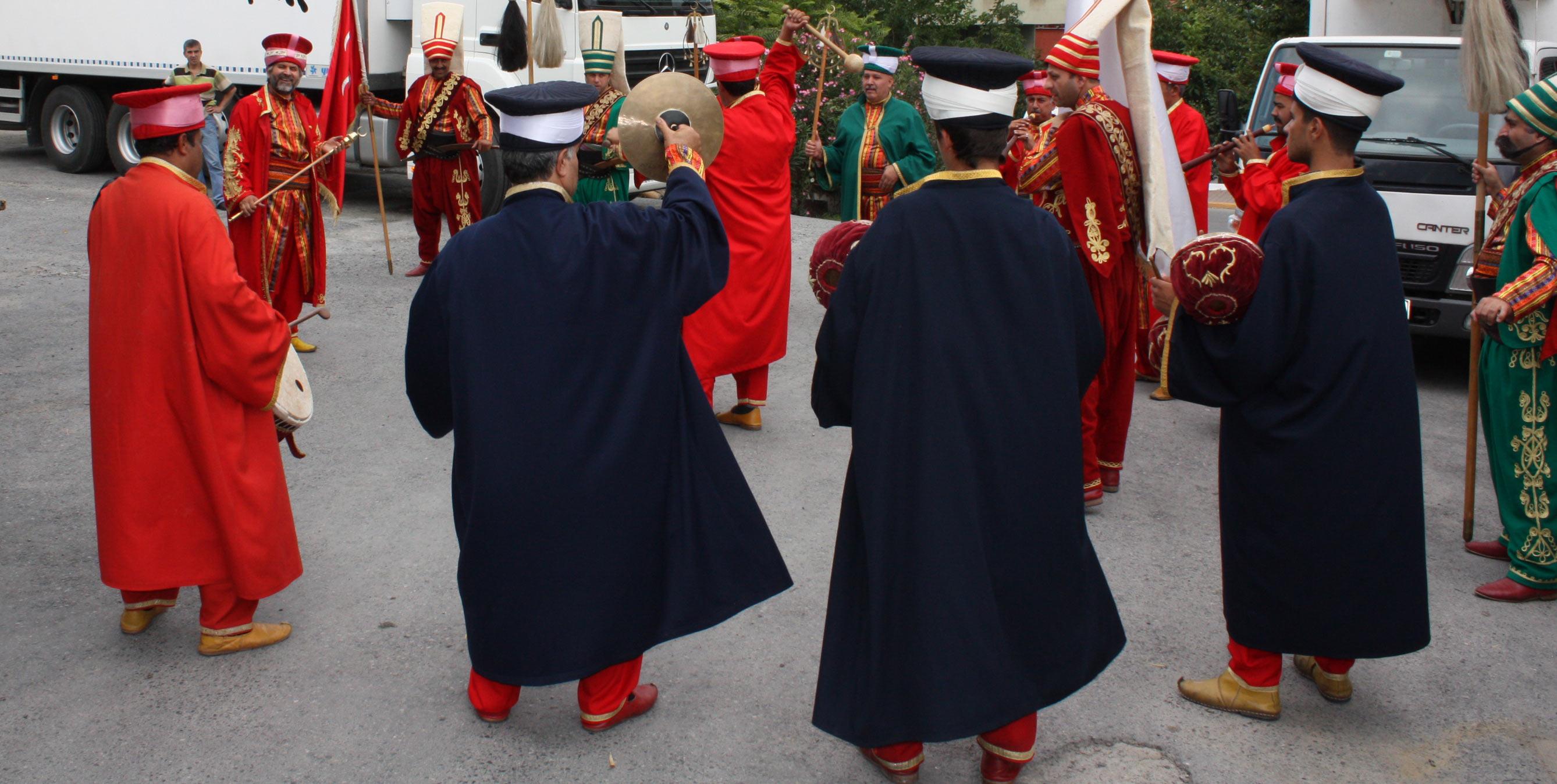 İstanbul Mehter sadece sahne ve turistik mekânlarda sahne alıp konser vermiyor. Aynı zamanda seminerler ve eğitim çalışmaları da veriyor. Daha da önemlisi Mehter Takımı kuruyor. Orijinaline uygun mehter malzemesi ve takımları üretiyor