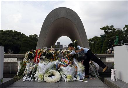 Japonya'nın batısındaki Hiroşima kentinde kurbanların anısına düzenlenen törene, aralarında ABD'nin attığı bombadan kurtulmayı başaranların da bulunduğu, Başbakan Taro Aso ve 60 kadar ülkeden temsilcilerden oluşan yaklaşık 50 bin kişi katıldı.