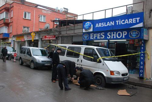 ORDU'DA ARKASINDAKİ K&Uuml;&Ccedil;&Uuml;K B&Ouml;LMEDEN GİRDİKLERİ BERBER D&Uuml;KKANININ DUVARINI DELEREK YAN YANA BULUNAN 3 FARKLI İŞ YERİNE GİREN HIRSIZLAR KASADAKİ PARALARI ALARAK KA&Ccedil;TILAR. (HAKAN ALBAYRAK/ORDU-İHA)