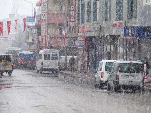 Sivas'ın Suşehri ilçesinde etkisini gösteren kar yağışı hayatı durma noktasına getirdi. Kar kalınlığının 5 santimetreye ulaştığı ilçe merkezinde, öğrenciler kar topu oynayarak eğlendi. (Sinan Yaylan - İHA)