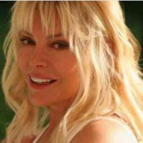 Ajda Pekkan: Seksi gülüşe örnek. Ön iki dişi büyük, yan keserler küçük, köpek dişleri sivri. Tüm bunlar onu çekici yapıyor. Dişleri Hollywood beyazı. Açık renk dişler onu genç gösteriyor