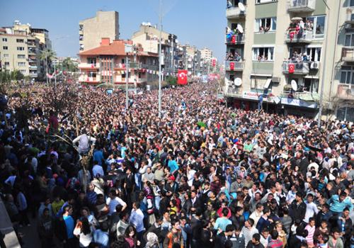 471. Uluslararası Mesir Festivali kapsamında, kortej yürüyüşü ve mesir macununun saçım töreni yapıldı. Mesir macunu saçımı sırasında izdiham yaşanırken, Osmanlı padişahlarını canlandıran oyuncular,geçmiş hakkında kısa bilgiler verdi.