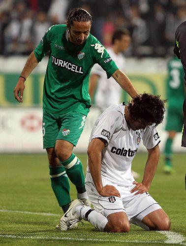 Sivas'ın puan kaybıyla liderlik şansı yakalayan Beşiktaş, evinde Bursaspor'a puan kaybetti. Müthiş geçen maçta 1 de kırmızı çıkarken takımlar golsüz eşitliği bozamadı.