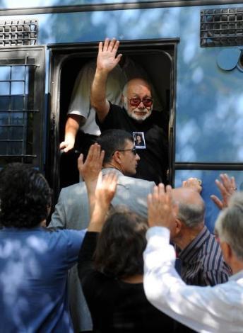 Ergenekon davası tutuklusu Doğan Yurdakulun önceki gün vefat eden eşi Güngör Yurdakul son yolculuğuna uğurlandı. Yurdakul mahkeme izniyle cenaze törenine katılarak taziyeleri kabul etti.