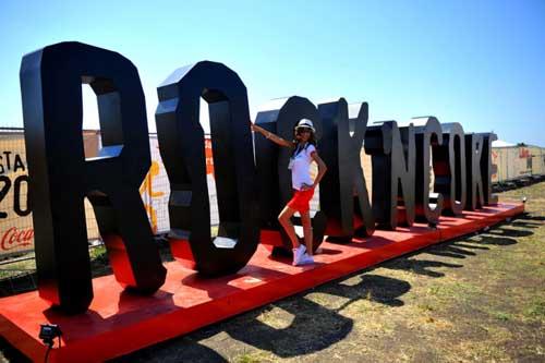 Coca-Cola tarafından Pozitif Productions organizasyonuyla gerçekleştirilen ''Rock'n Coke Festivali'', ana sahnedeki Türkçe rock müzik grubu Çilekeş'in konseriyle başladı.