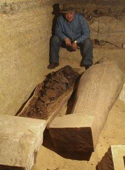 2600 yıllık mumya bugün basına poz verdi! Mısır'ın baş arkeoloğu Zahi Hawass Firavun döneminden kalma, kireç taşı bir lahit içinde bulunan hiç bozulmamış bir mumyayı tanıttı. İşte ilginç fotoğraflar...