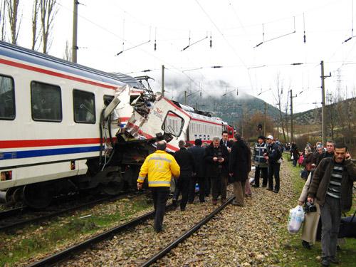 Bilecik yakınlarındaki Bayırköy mevkisinde iki yolcu treni kafa kafaya çarpıştı. Kazada ilk gelen bilgilere göre tren personeli ve bazı yolcular yaralandı.
