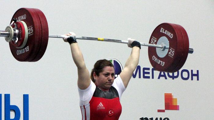 75 kg'da Ümmühan Uçar silkmede 136 kg kaldırdı bronz madalya kazandı