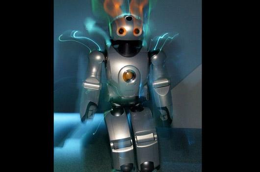 <strong>18. Eğlenmeye hazır mısınız?</strong><br><br>
2004 -> Sony'nin QRIO isimli bu robotu, üretildiği zamanın teknolojileriyle yetinmek zorunda kalsa da, eğlenceli özellikleriyle medyanın en çok okunanlar sıralamasında üst sıralarda yer almayı başarmıştı.