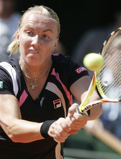Fransa Açık'ta bayanlar yarı final maücadelesinde Rus tenisçi Svetlana Kuznetsova, Avustralyalı Samantha Stosur'u 2-1 yenerek finale yükseldi. Kuznetsova finalde vatandaşı Dinara Safina ile karşılaşacak.