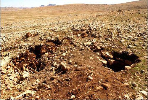 Şimdi yapılacak test sonuçlarına göre bulunan yapıların gerçek yaşı büyük bir merakla beklenirken, yıllardır hasreti çekilen ve temel atımı için gün sayılan Artuklu Üniversitesi kampusünün geleceğinin ne olacağı da belirsizliğini koruyor...